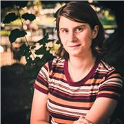 Profesora de inglés imparte clases a todas las edades